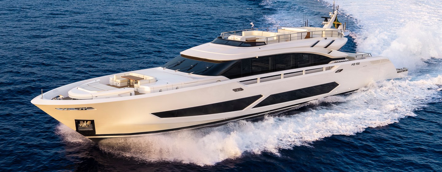 AB yacht Casa Bri Mare underway side view 