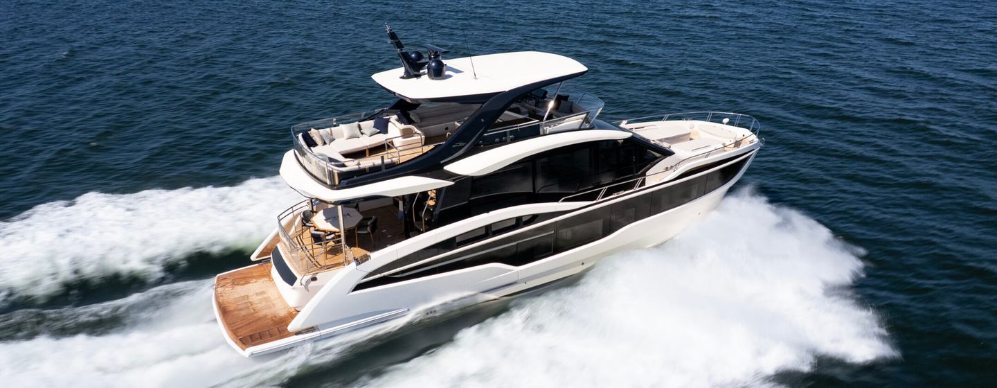 Gaelon 620 Fly motor yacht under way 