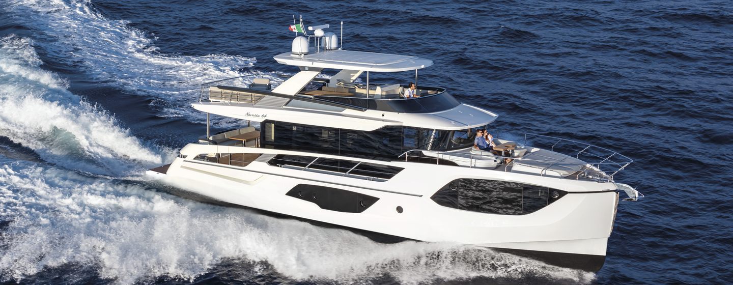 Navetta 64 underway, surrounded by sea