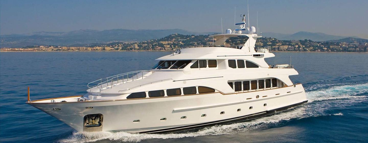 motor yacht Dream On II underway bow view