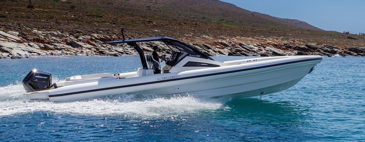 Technohull dayboat Alpha 40 under way 