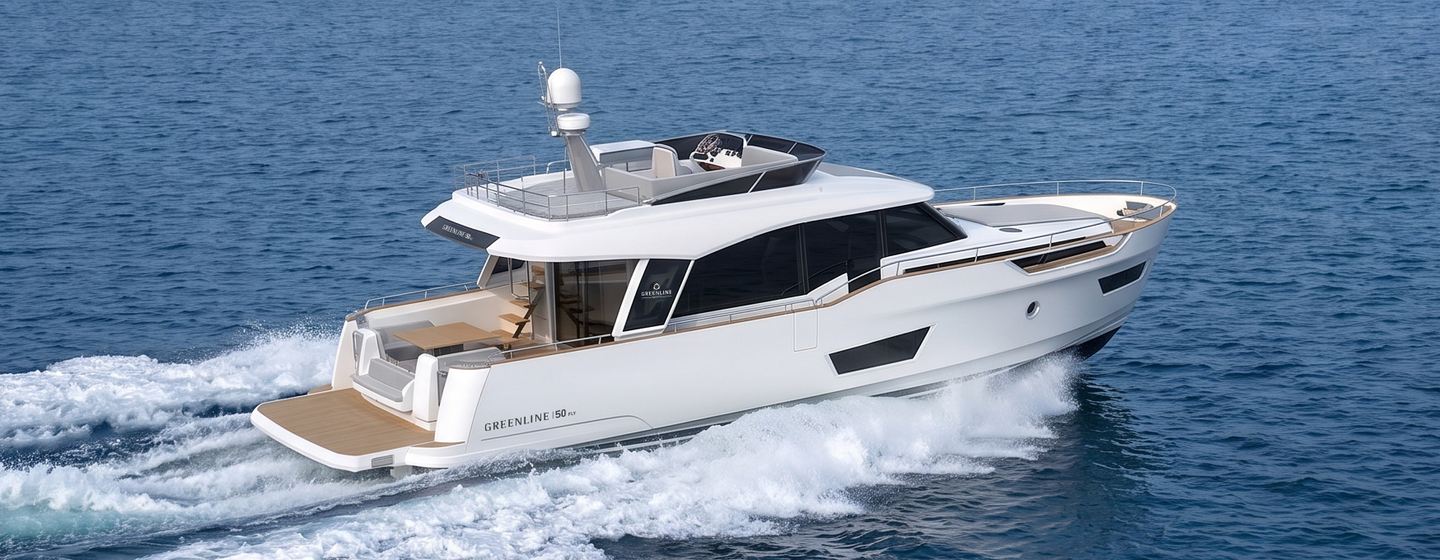 Greenline 50 Fly motor yacht under way