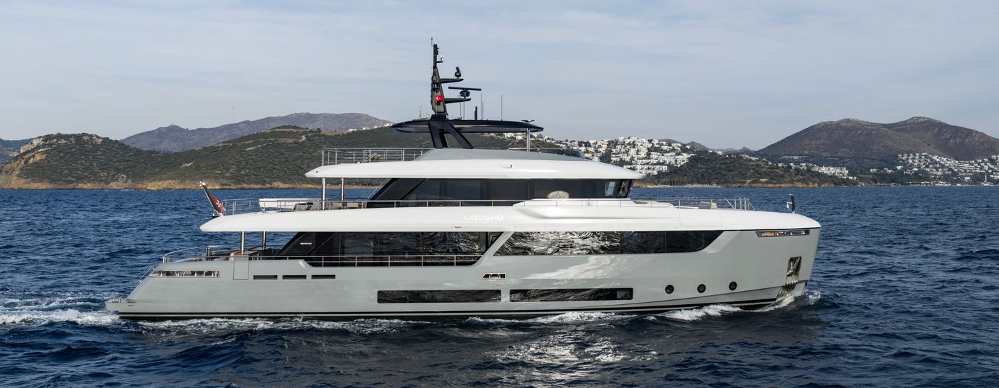 Explorer Yacht Cabana under way 