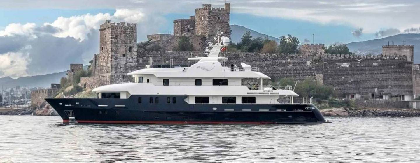 Superyacht Serenity II at anchor side profile
