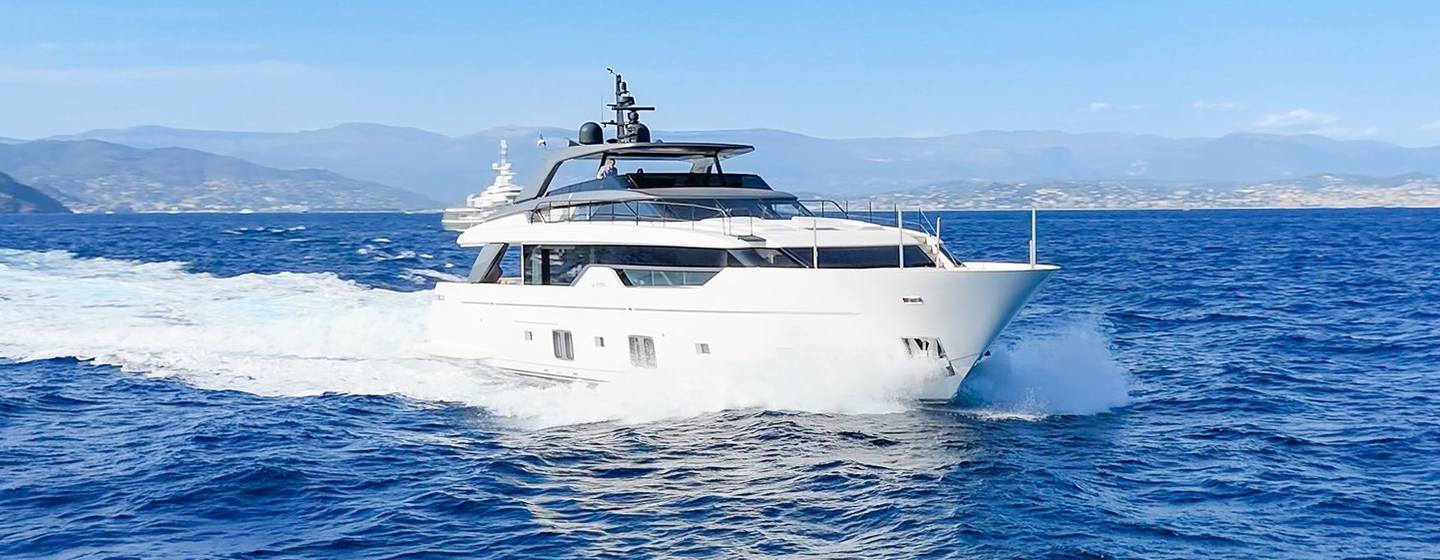 Motor yacht Le Gypsy under way 