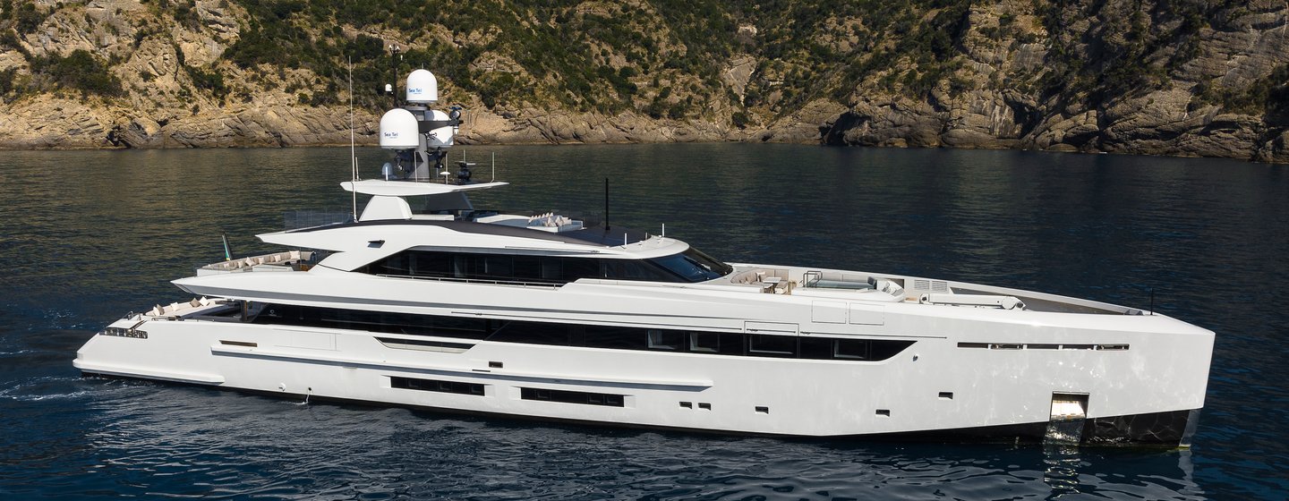 Superyacht Kinda under way