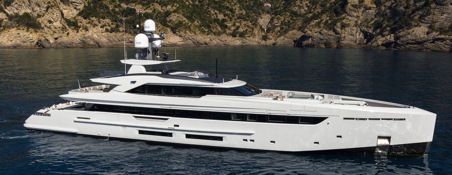 Tankoa superyacht Kinda at anchor side view 