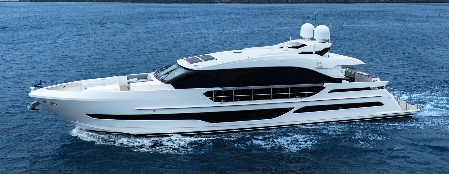 Horizon ES88 Sport Yacht KeΦi under way