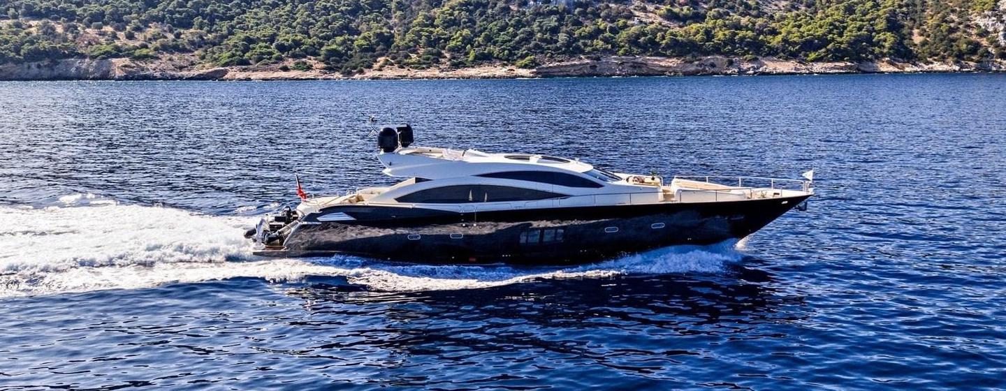Sunseeker yacht Blade 6 underway side view 