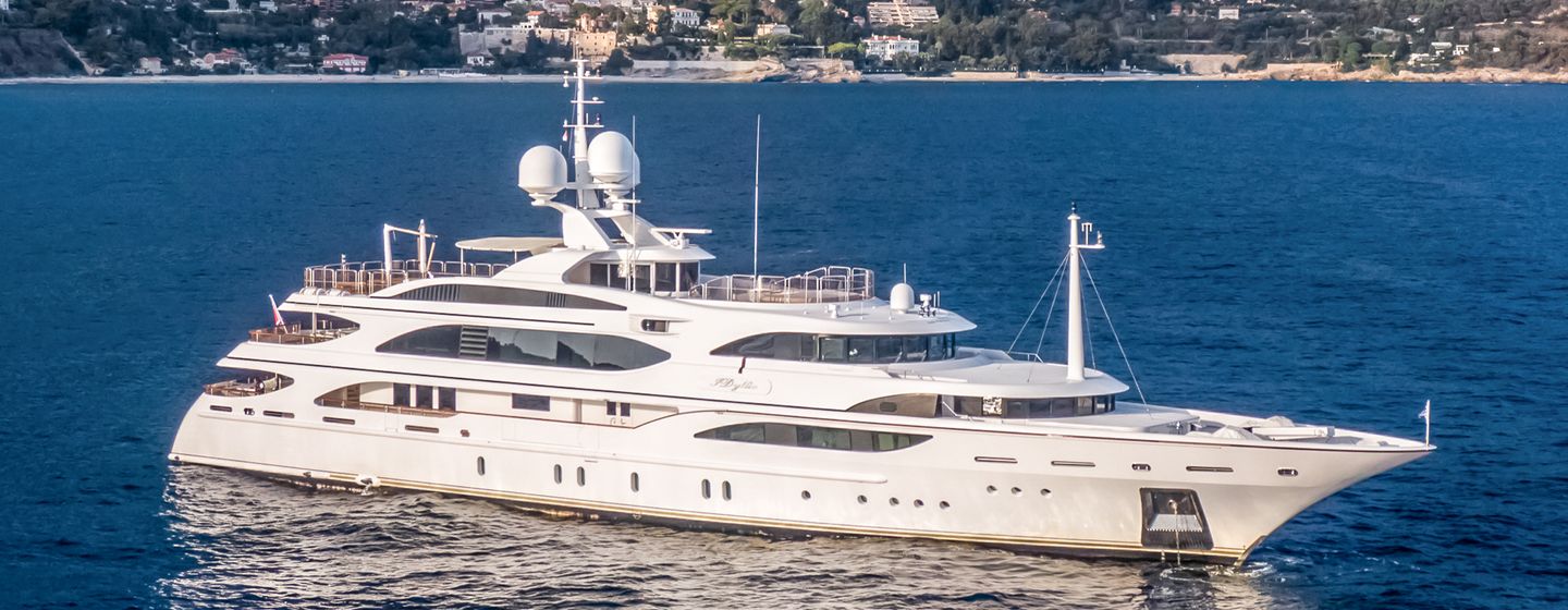 Superyacht IDyllic at anchor 