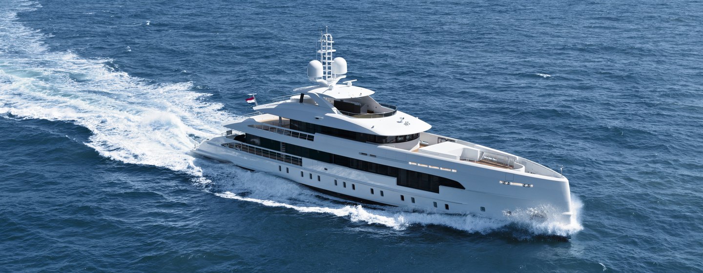 Heesen superyacht ELA on the water