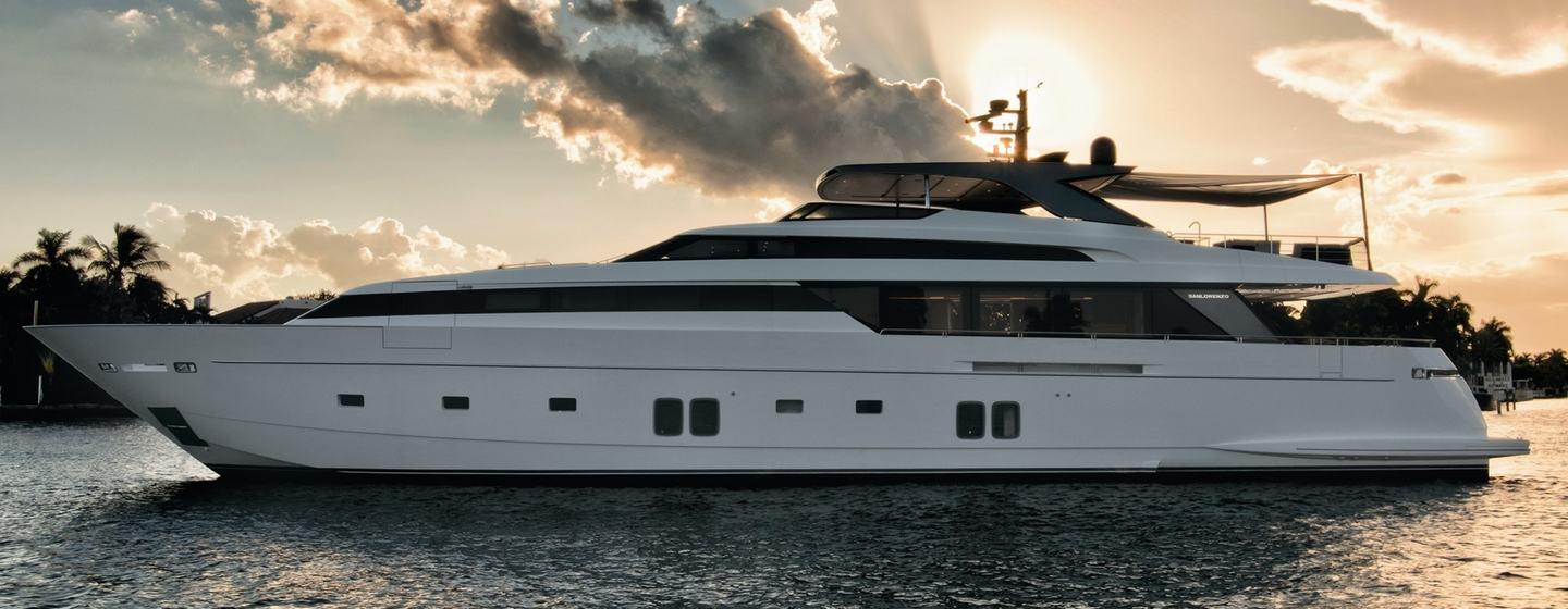 Superyacht Amorcito at anchor 