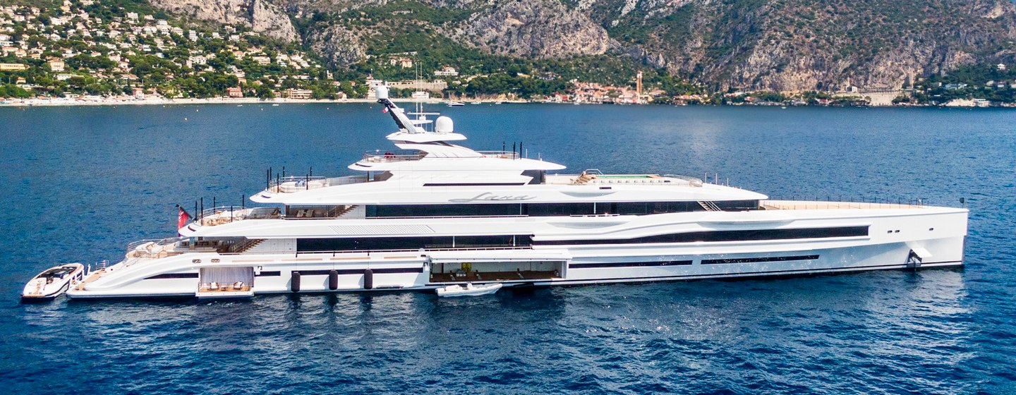 Superyacht Mar at anchor 