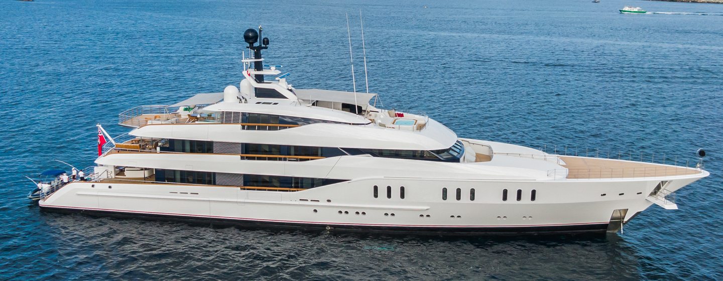 superyacht Anshin at anchor side profile