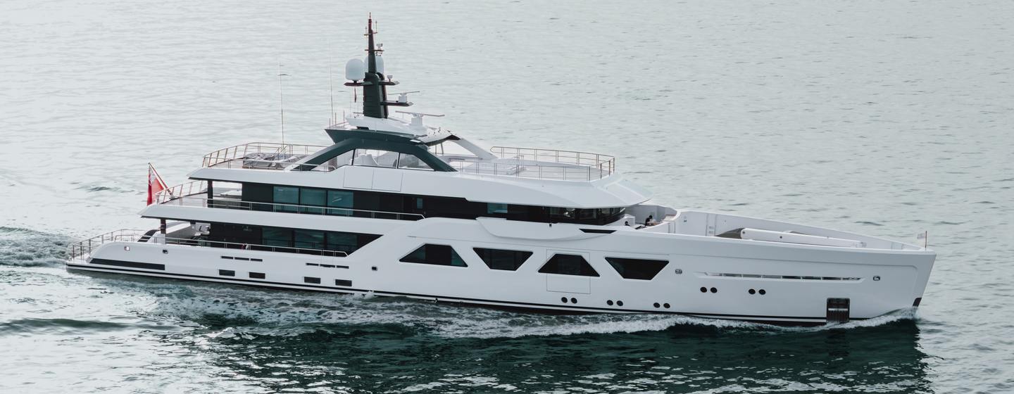 Superyacht Alva under way