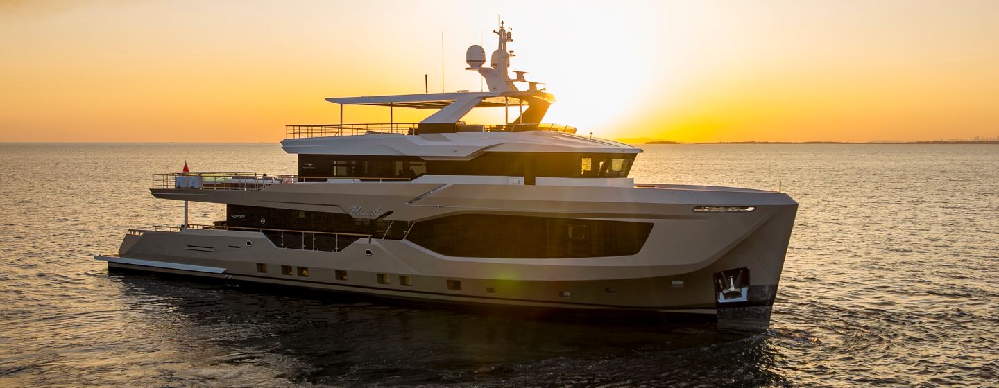 Numarine 40MXP motor yacht under way 
