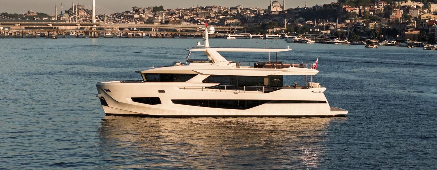 Numarine 27XP Explorer Yacht Maske at anchor 