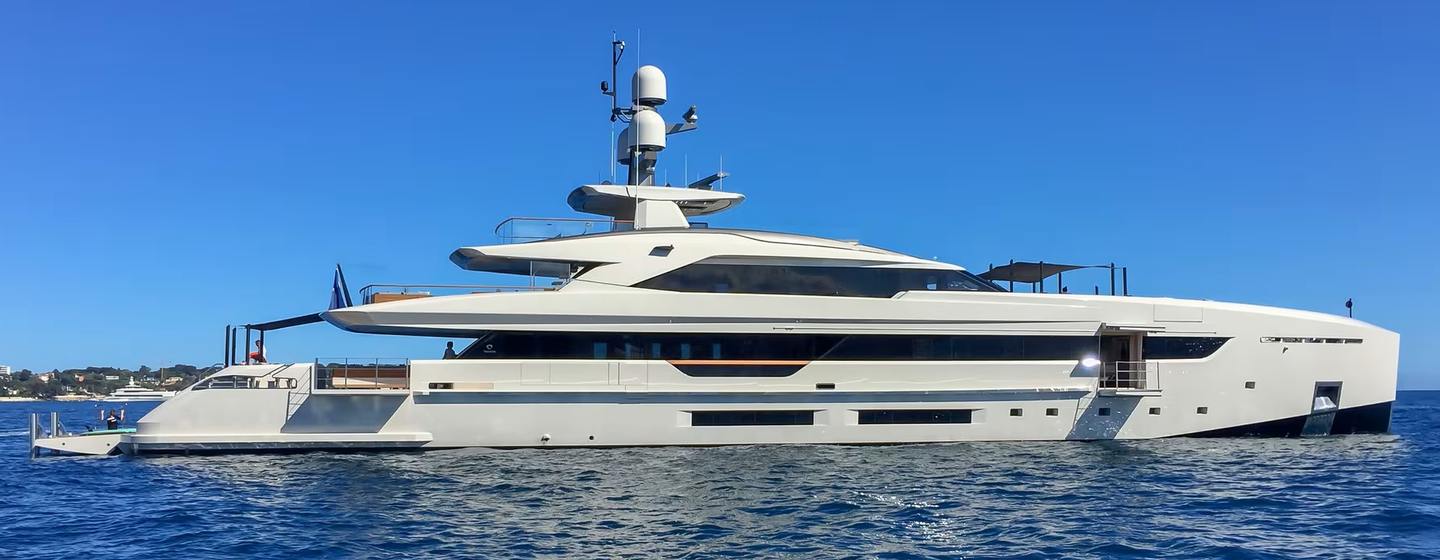 Tankoa superyacht Vertige at anchor side view 
