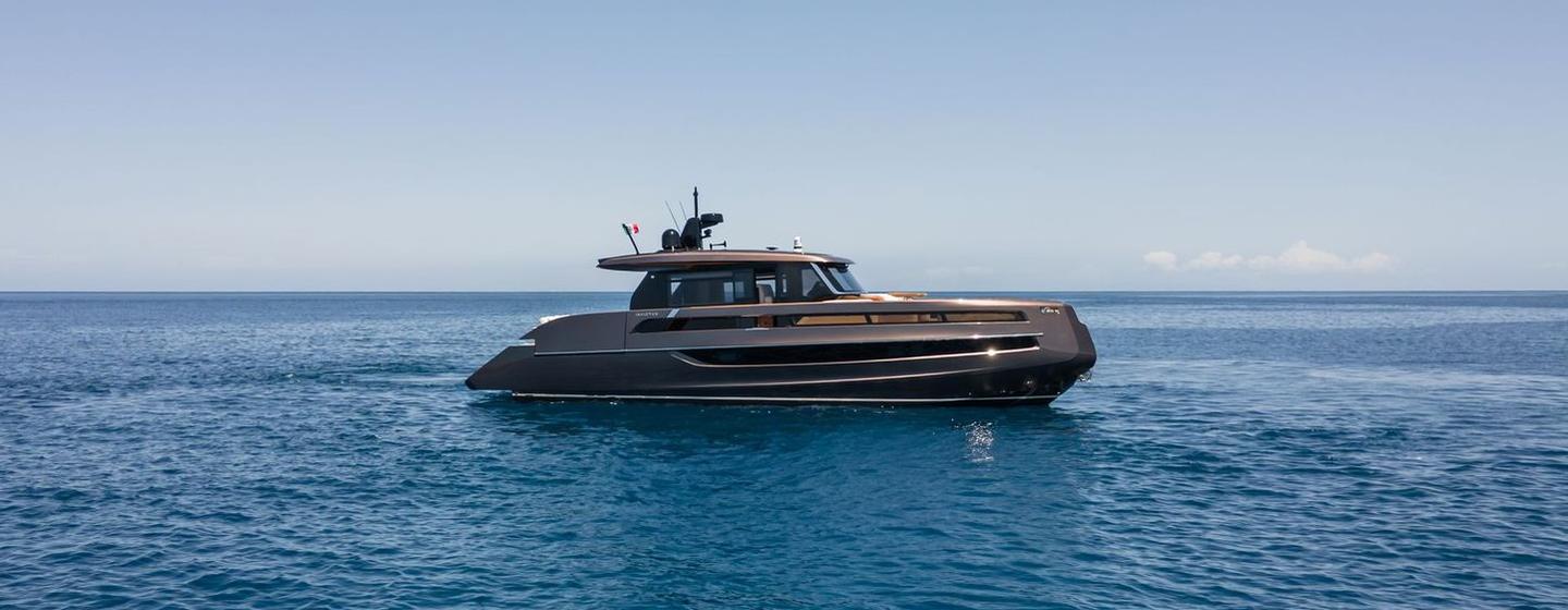 Invictus ST550 Deep Horizon yacht at anchor side view