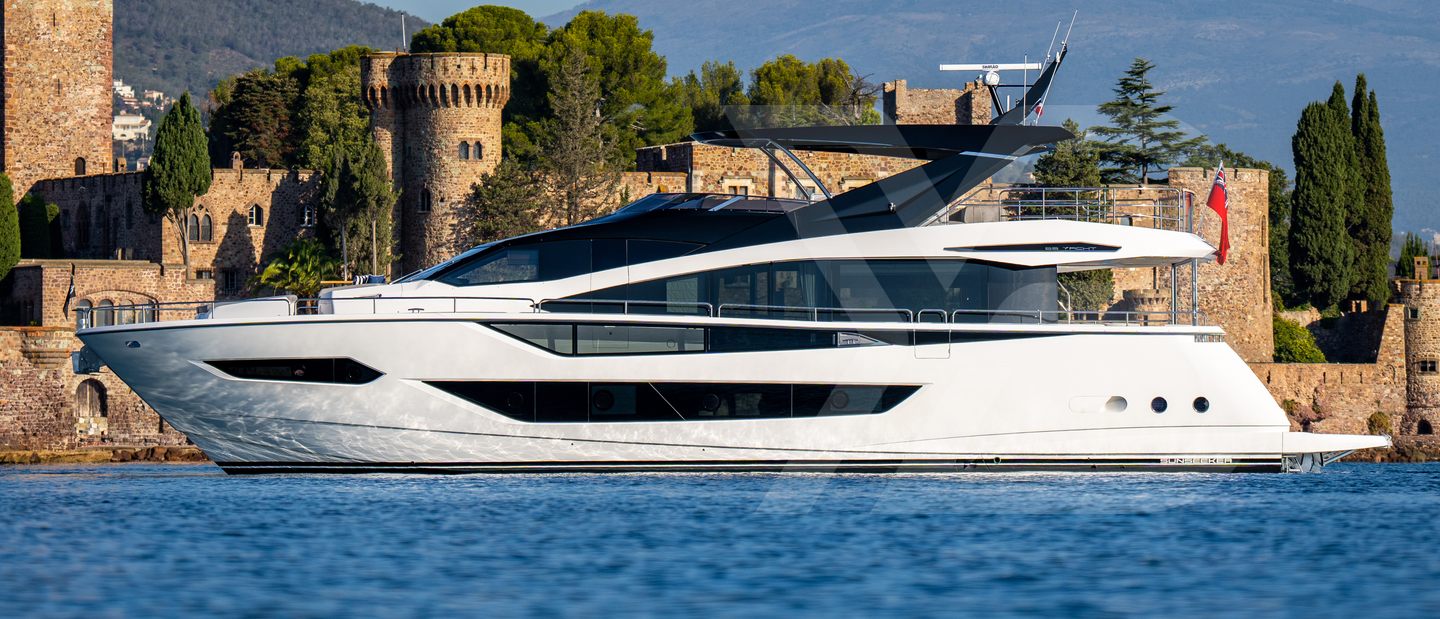 Sunseeker 88 Yacht Review (2021 Edition) image 2