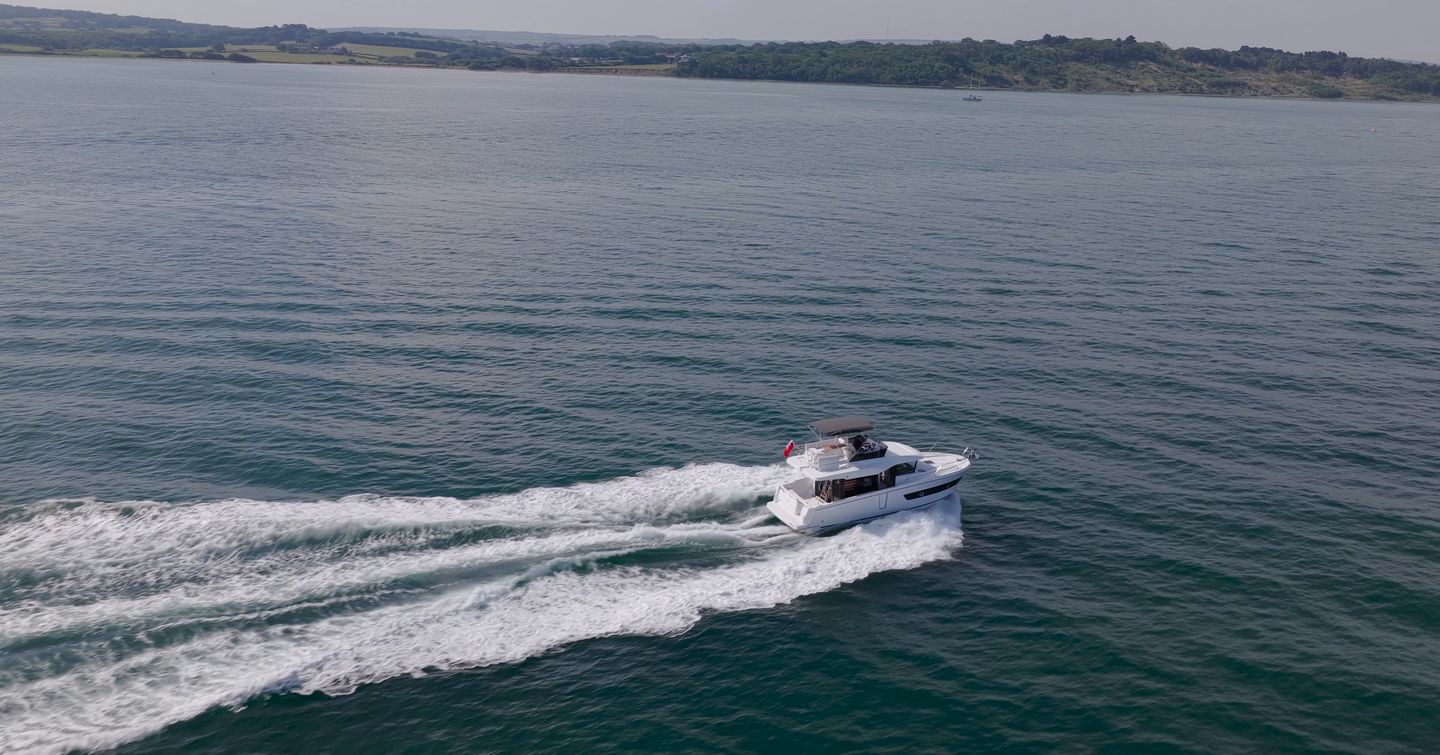 Beneteau Swift Trawler 37 Fly turning at 16 knots during sea trial