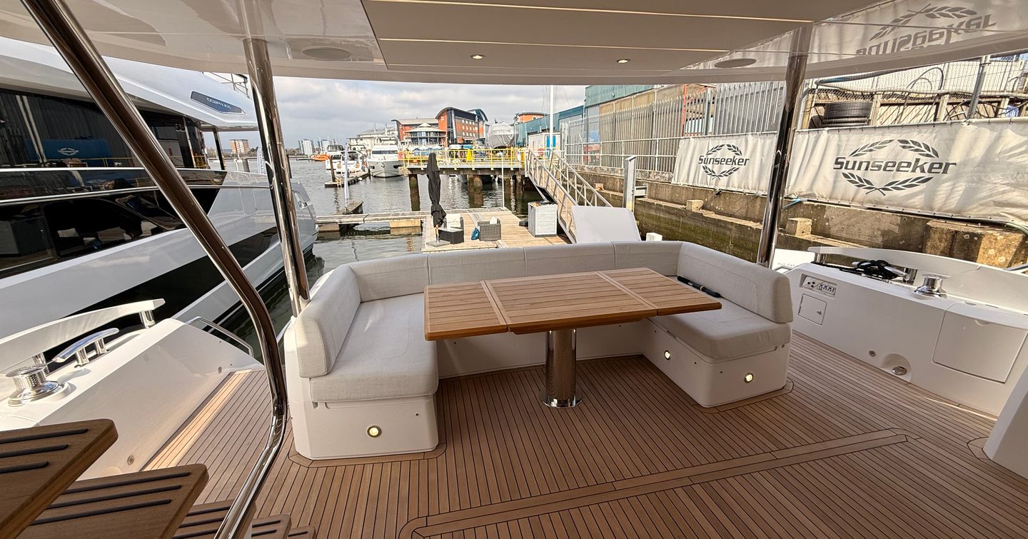 Sunseeker-76-Yacht-Review-cockpit-u-shaped-seating