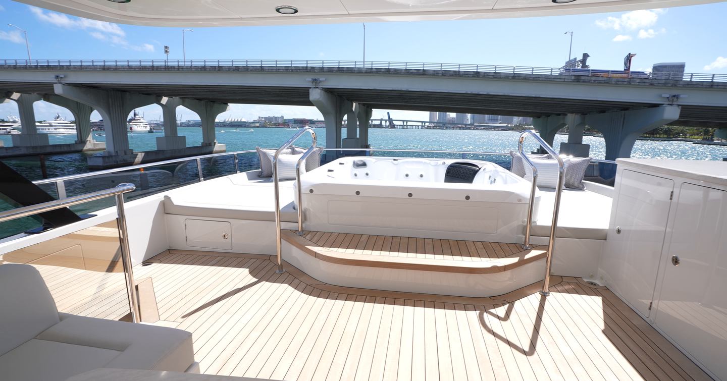 Ocean-Alexande-37L-Review-sundeck-hot-tub