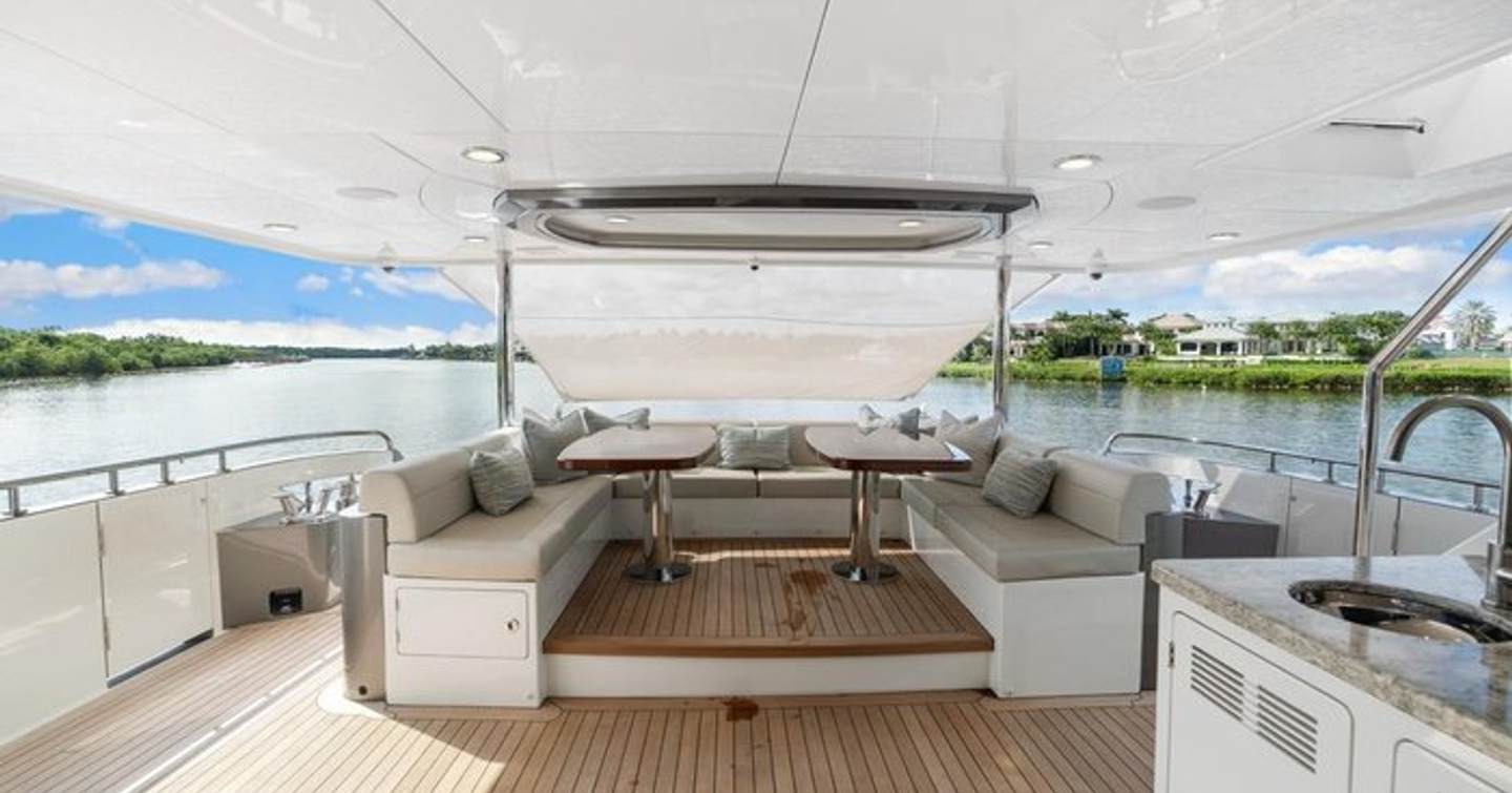  Motor Yacht Twin Dreams outdoor dining area