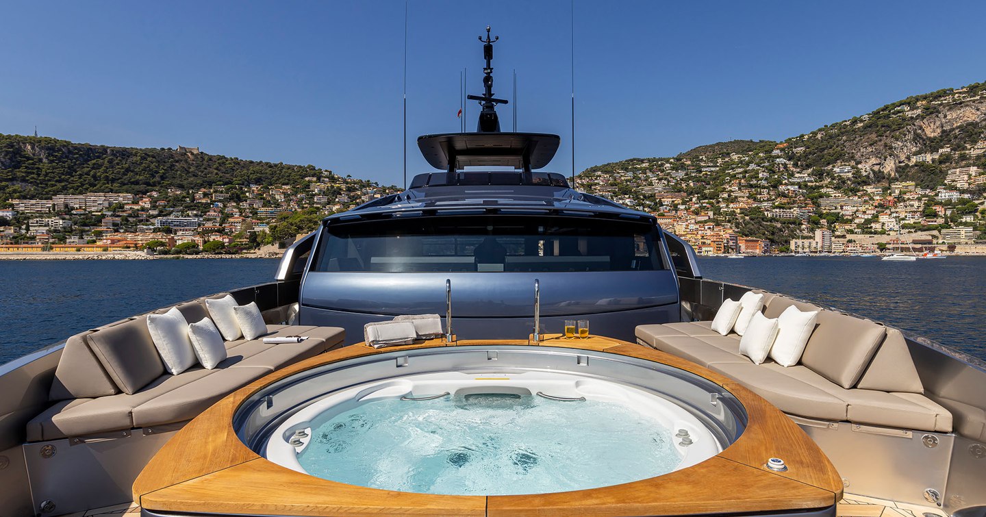 Pershing-GTX116-Review-foredeck-hot-tub