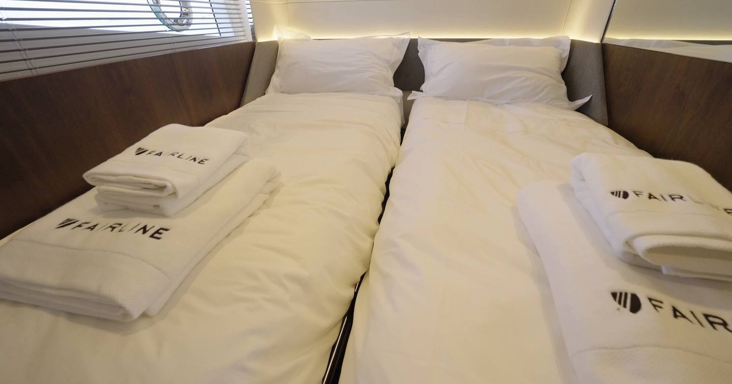 Fairline Targa 58 GTO twin guest cabin with two single berths