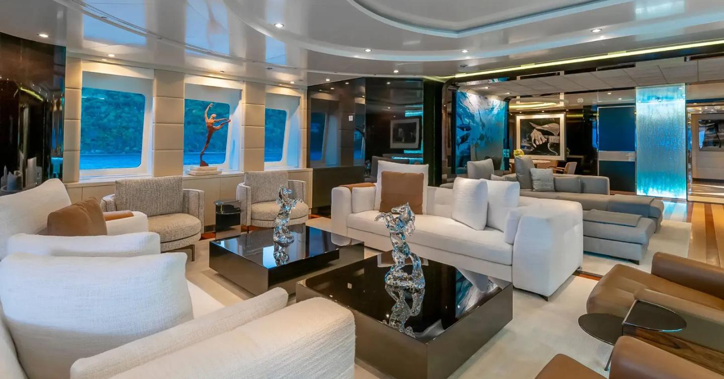 Superyacht Scott Free skylounge