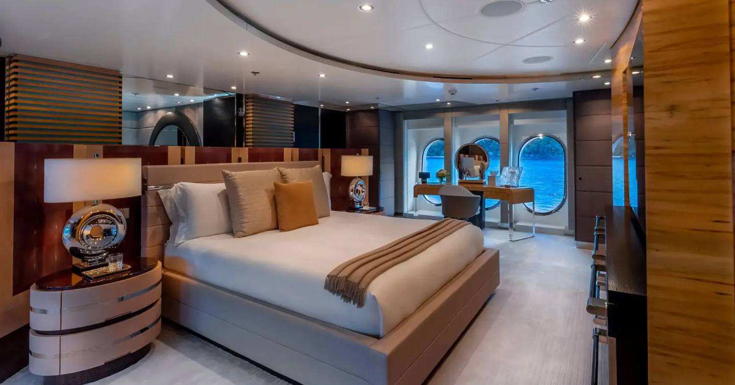 Superyacht Scott Free owners cabin
