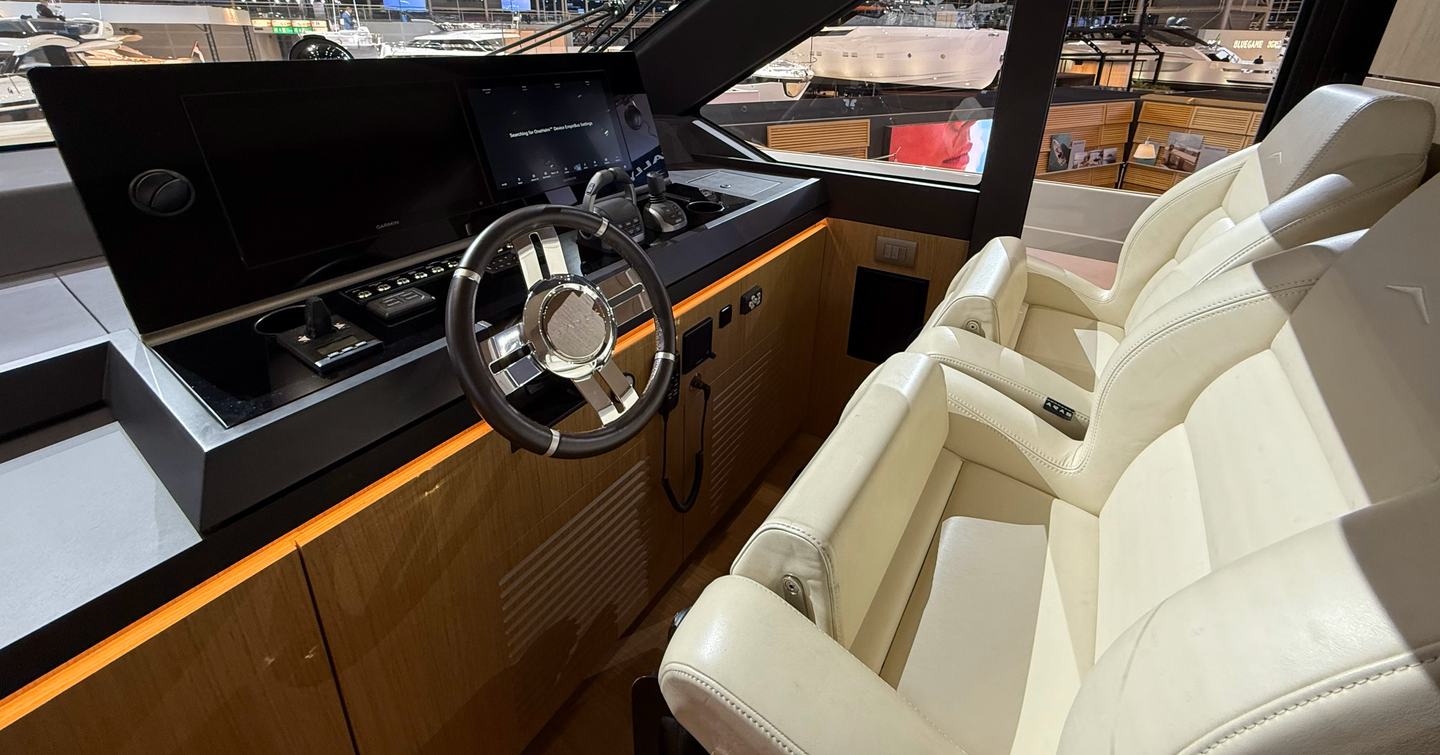 Azimut-Seadeck-7-lower-helm-side-door