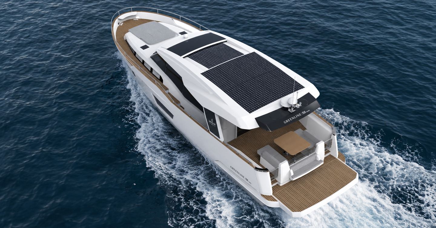 Greenline 50 Coupe motor yacht under way 