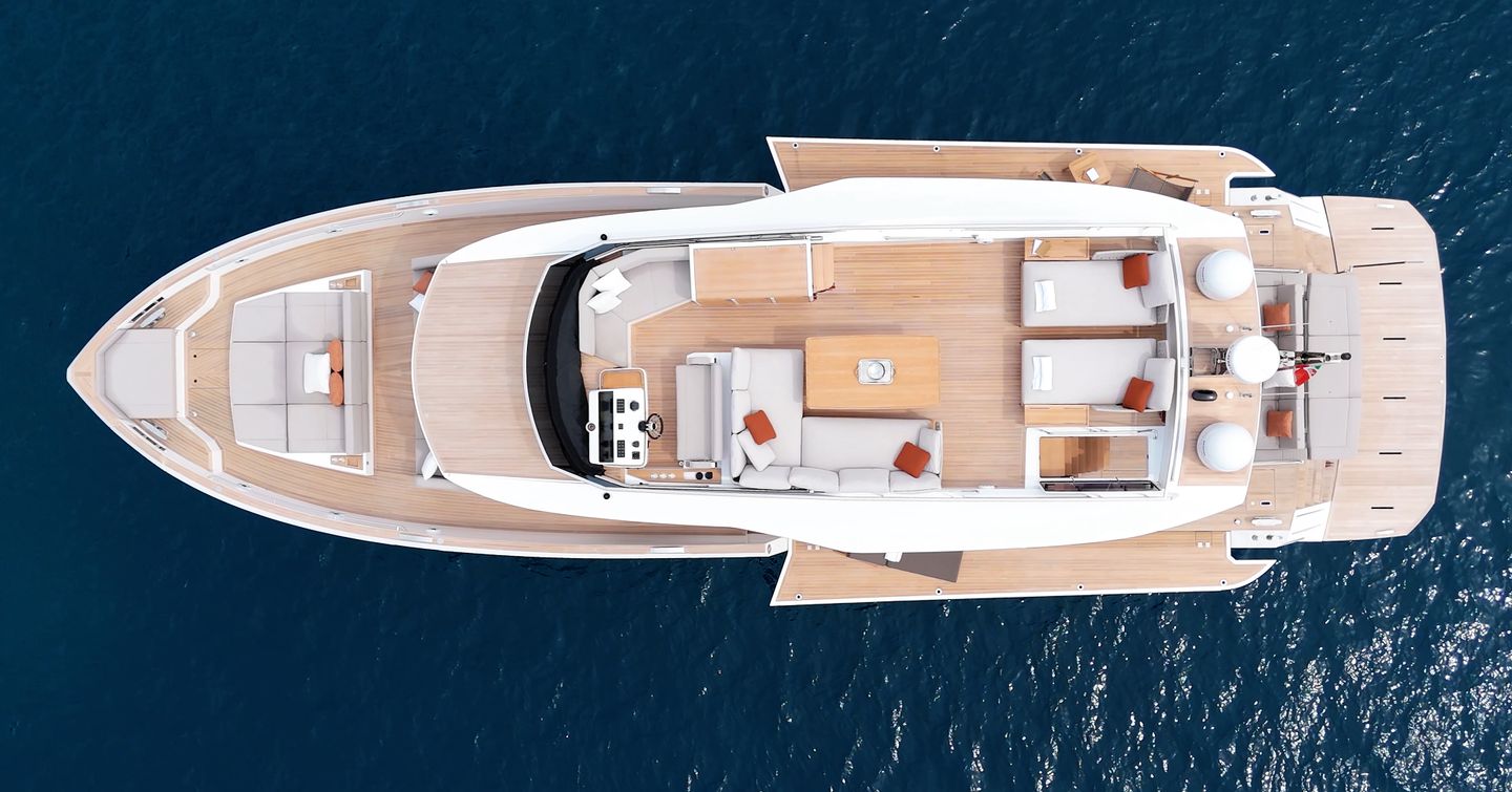 Pardo-E72-Review-design-overhead