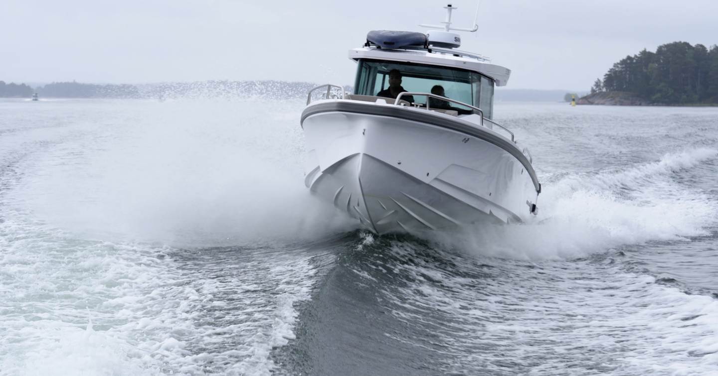 Axopar-29-XC-Cross-Cabin-Review-hull