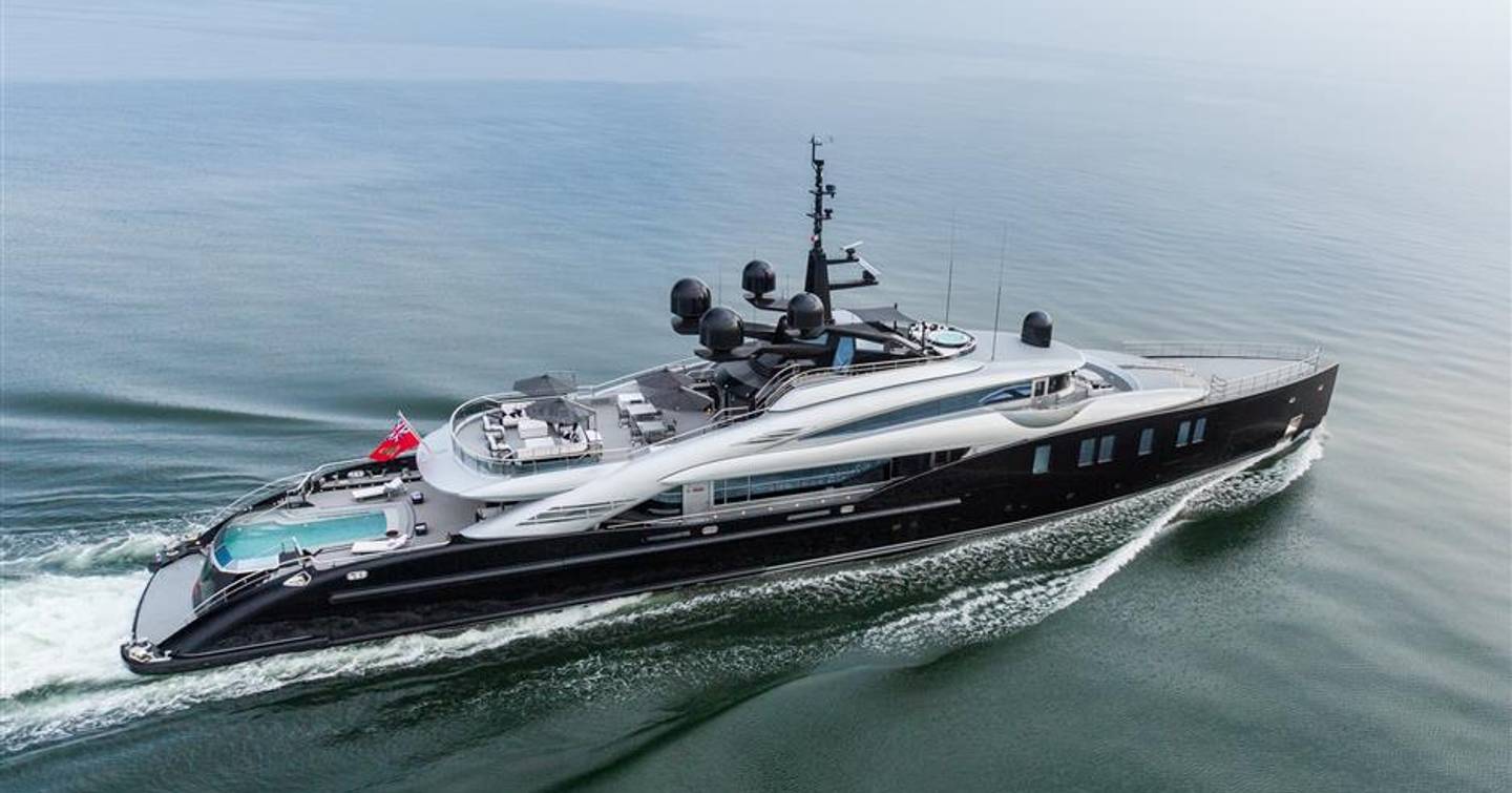 Motor yacht Okto underway