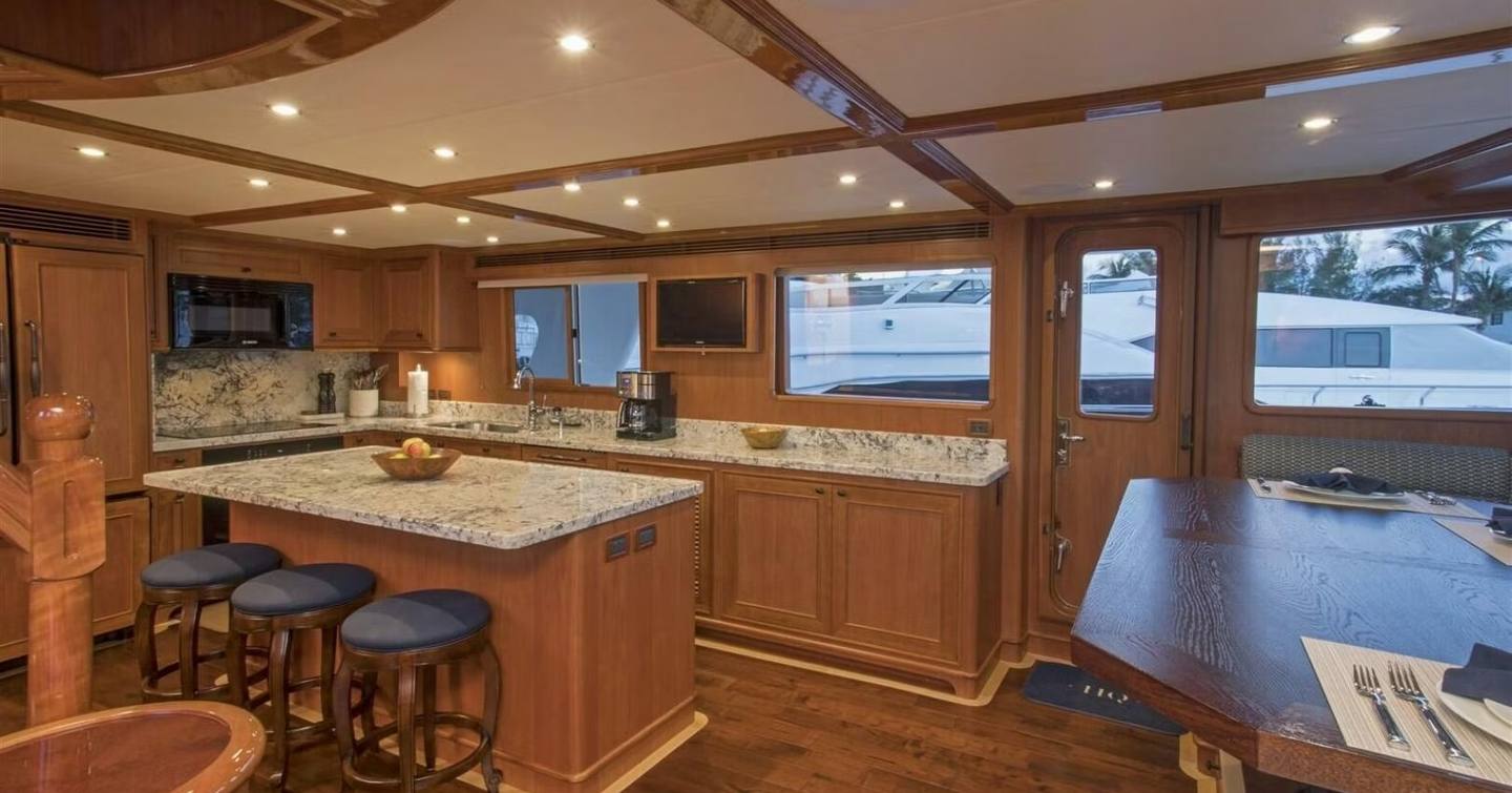 Motor Yacht Insignia breakfast bar and dining area