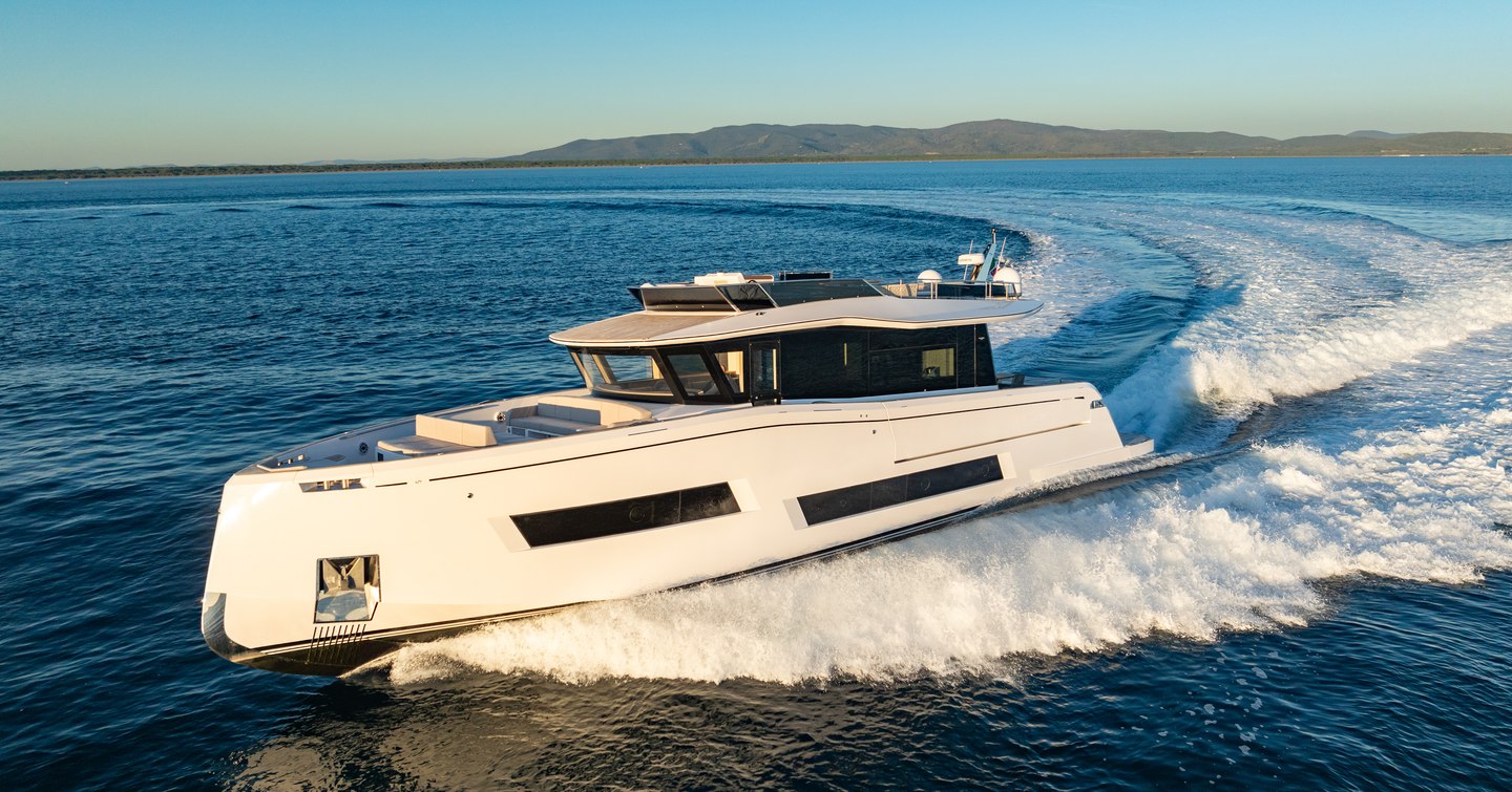 Pardo E72 motor yacht under way