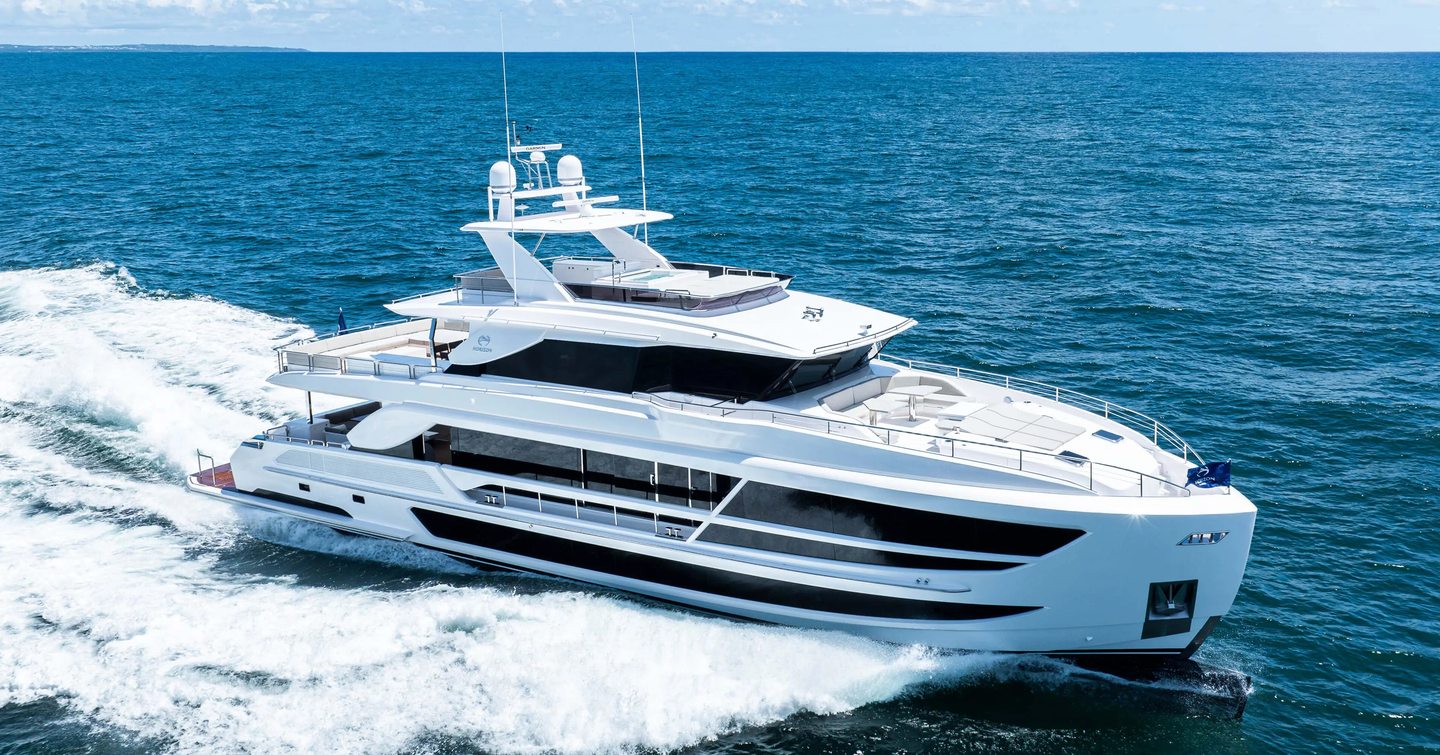 Horizon FD100 motor yacht under way 