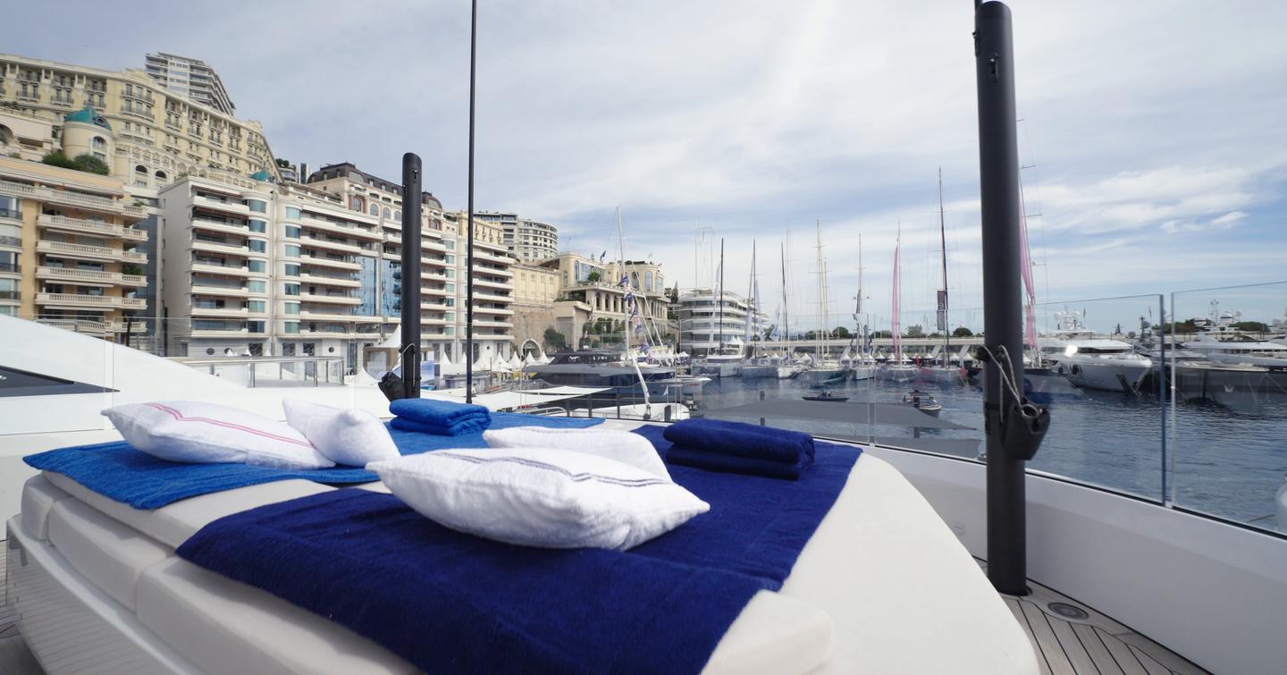 Columbus-Atlantique-43MT-Frette-Review-sundeck-sunpads