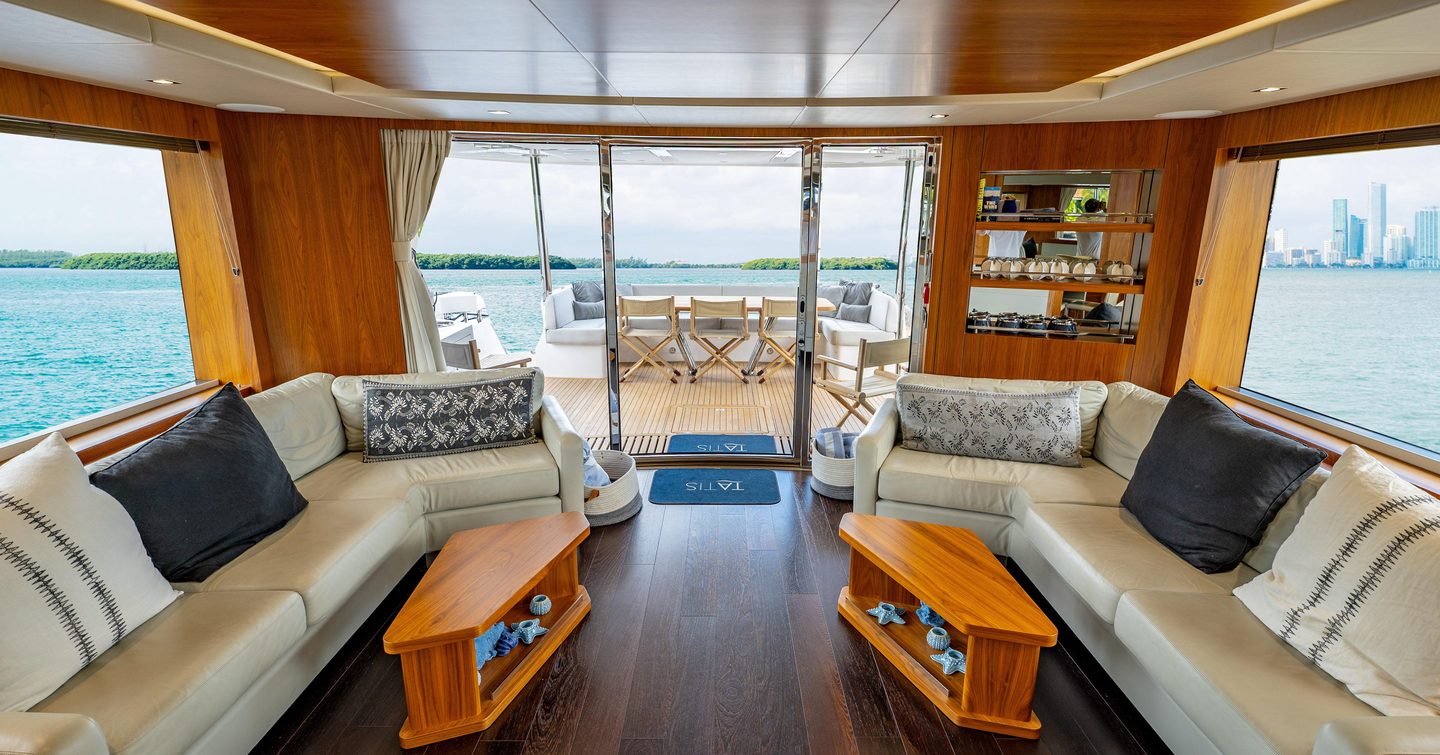 Sunseeker motor yacht Tatis saloon lounge area