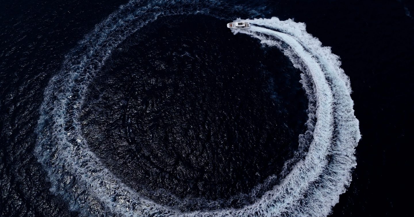 Aiata-Wayfinder-38-Suntop-Review-aerial-turning-circle-showing-handling-and-wake-pattern