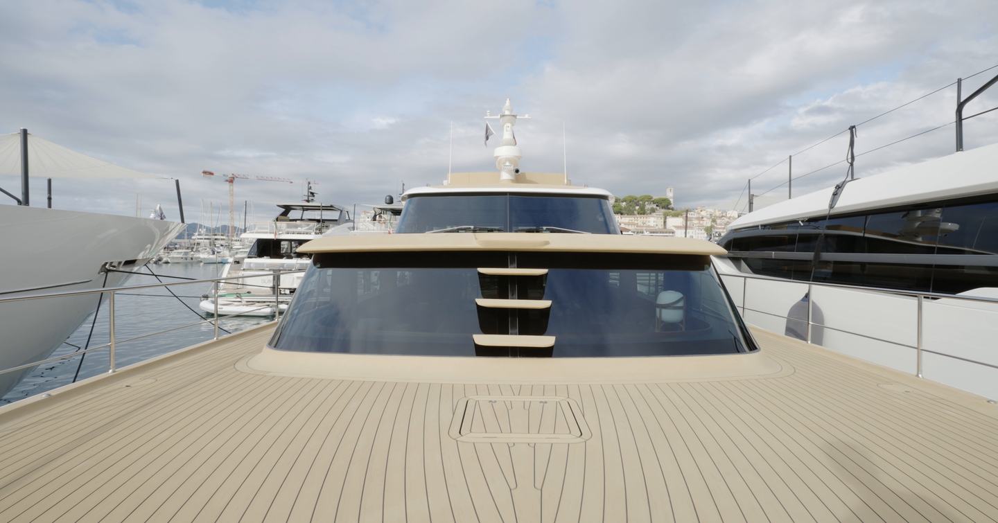 Open foredeck of the Sanlorenzo SHE ahead of the curved windscreen