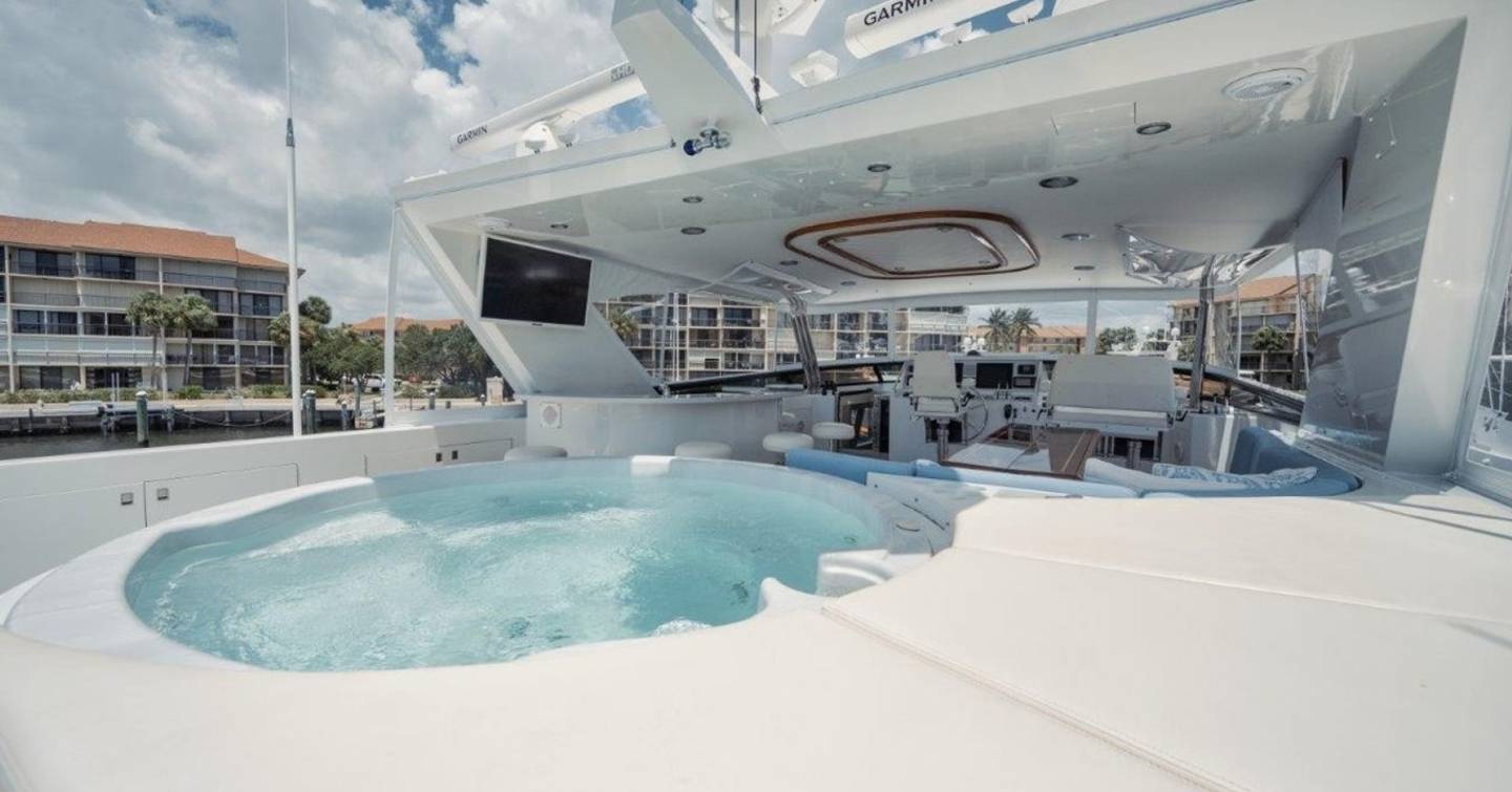 Motor yacht Island Girl's flybridge jacuzzi