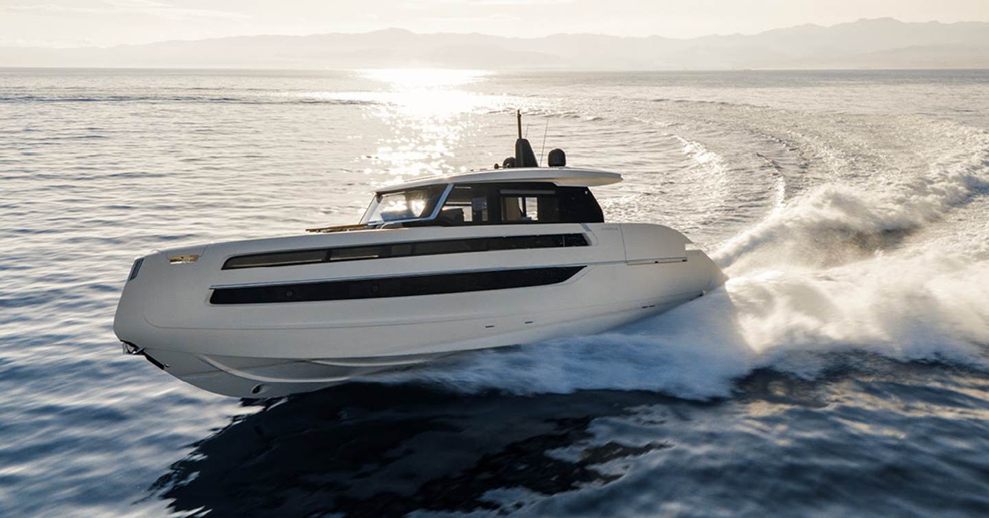 Invictus ST550 motor yacht underway at speed