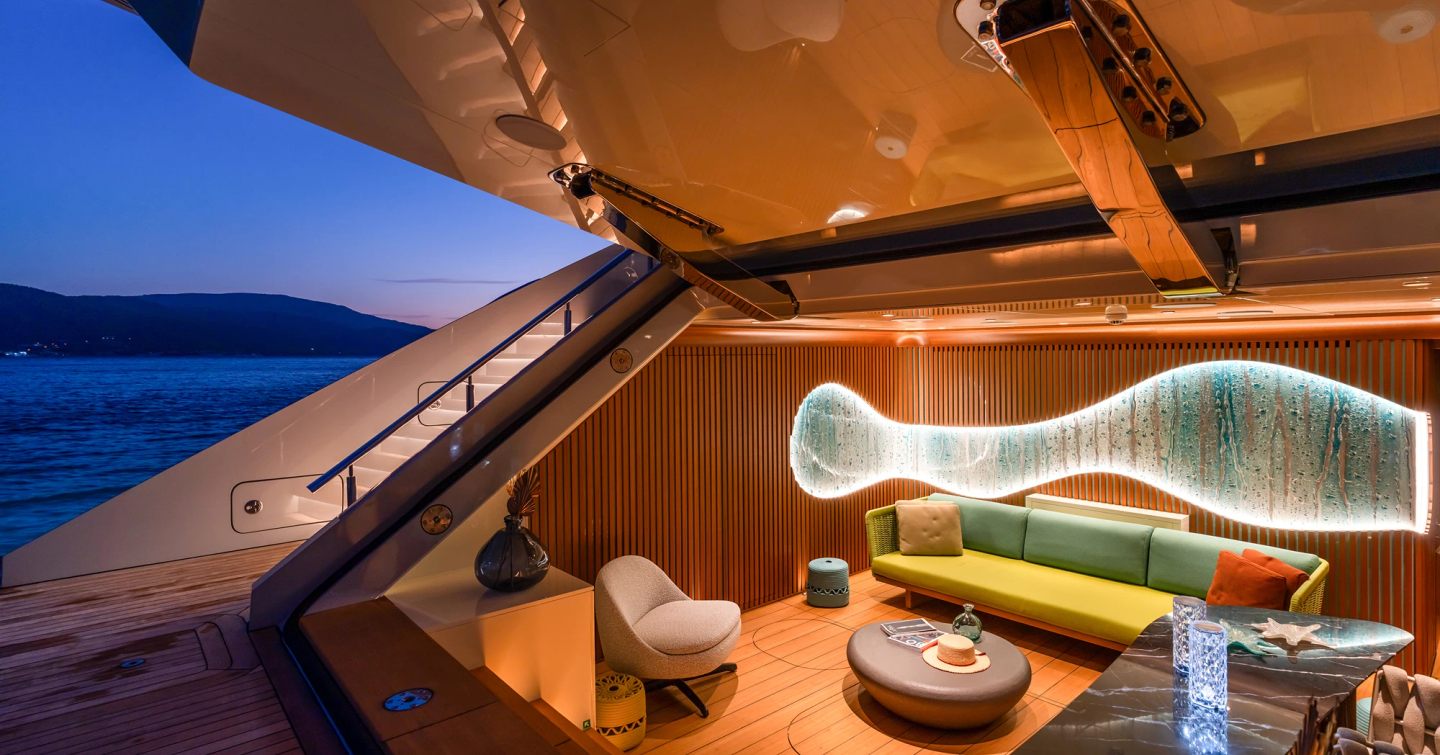 Motor yacht Kasif beach club with bar area