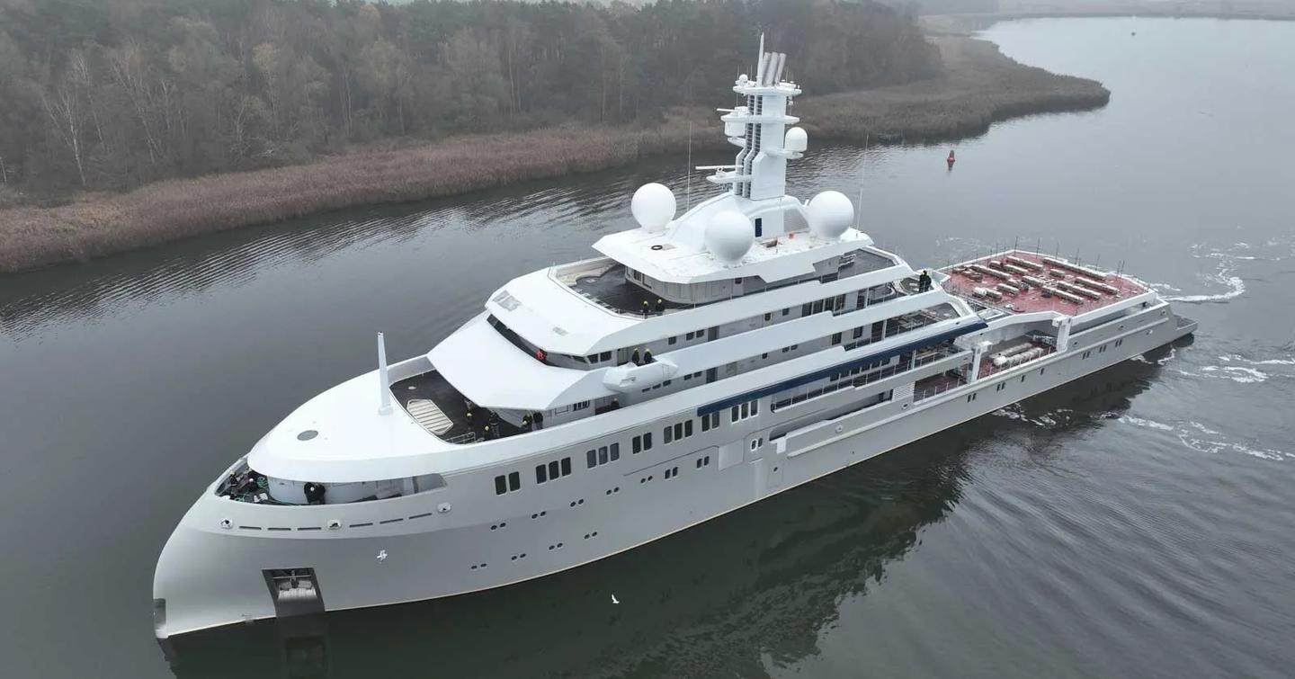 Lürssen superyacht O3 underway side view of bow