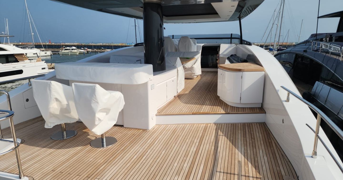 Motor yacht Bayu's flybridge with seating 