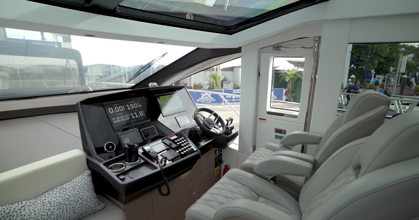 Sunseeker-Predator-75-helm-station